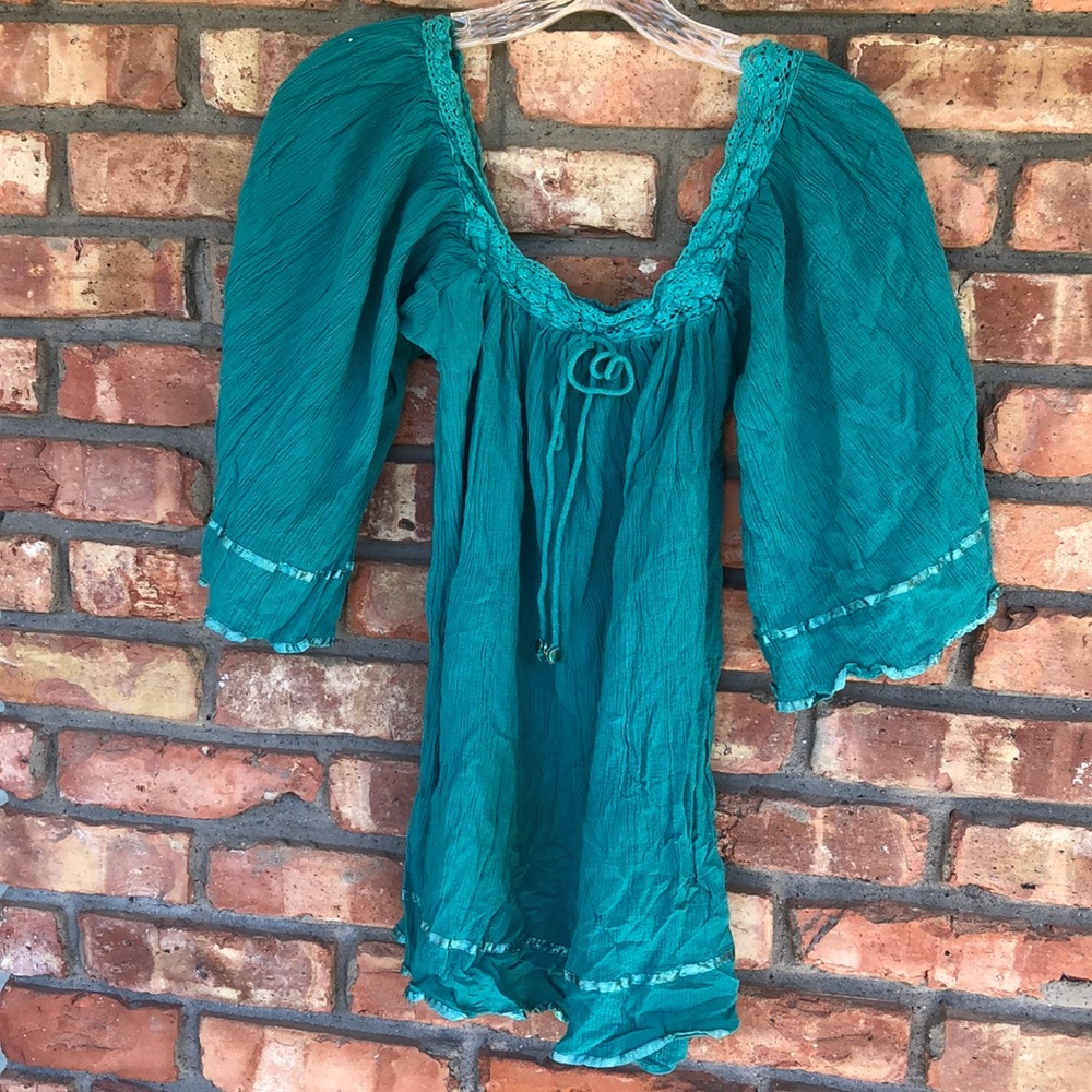 Bohemian look St Patrick’s Day green with large flowing sleeves and lace - Picture 6 of 6